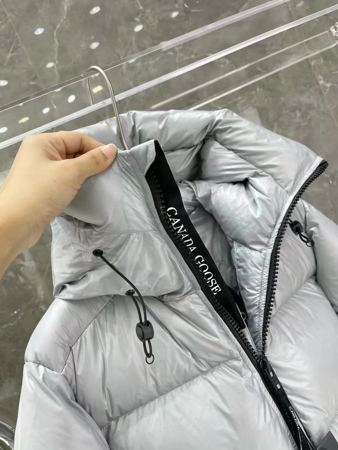 P860 Canada Goose/Canada Goose 2022 limited new Crofton puff down jacket top version (exclusive to the entire network)‼ ️ ‼ ️Top version, ceiling level‼ ️ Crofton soft bread, the latest style in 2022, with cold protection effect up to level 4, made of recycled Feather-Light tear-resistant fabric, ultra-light, and no weight on the upper body at all! The unique black label highlights your temperament‼ ️ Canada Goose, a Canadian brand, has always been recognized as the warmest down jacket. Various Instagram celebrities, Internet celebrities, and celebrities often wear it for street photos. I do Canada Goose every year, but I still can’t get rid of my love for the geese. No matter how cold the weather is, there is no need to be afraid, because there are geese! Filled with 90% white duck down, Canada Goose is the legendary warmest down jacket and is known as a must-have for Arctic outdoor sports! The most popular down jacket in the world, celebrities are rushing to buy it, it is a must-have!   Same style for men and women Size: S~XXL Ready in stock
